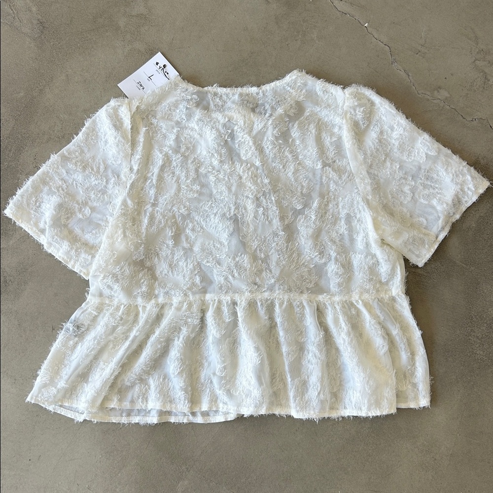 ๐ค NWT Elegant White Lace Top - Picture 2 of 4
